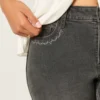 Högmidjade tvättade svarta broderade flare-jeans