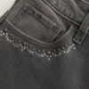 Högmidjade tvättade svarta broderade flare-jeans