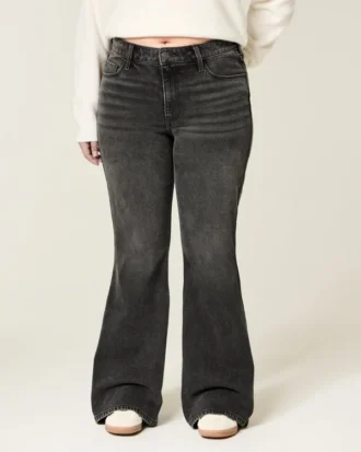 Högmidjade tvättade svarta flare-jeans