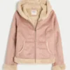 Huvtröja med fuskpälsfoder och fuskfårskinn