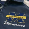 Jacka i konstläder med University of Michigan Wolverines-tryck