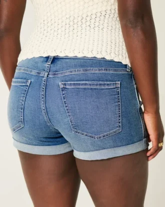 Kurviga lågmidjade shorts i mediumtvättad denim