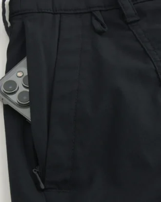 Kylande golfshorts som slutar ovanför knäet