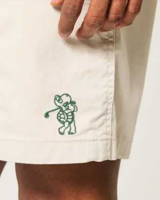 Kylande golfshorts som slutar ovanför knäet