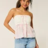 Låg midja, ljus tvätt, blomsterbroderade denimshorts Låg midja, ljus tvätt, blomsterbroderade denimshorts
