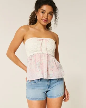 Låg midja, ljus tvätt, blomsterbroderade denimshorts