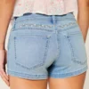 Låg midja, ljus tvätt, blomsterbroderade denimshorts Låg midja, ljus tvätt, blomsterbroderade denimshorts