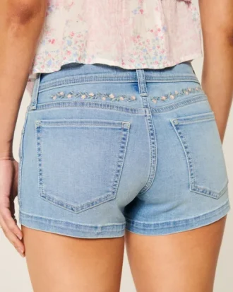 Låg midja, ljus tvätt, blomsterbroderade denimshorts