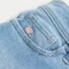 Låg midja, ljus tvätt, blomsterbroderade denimshorts Låg midja, ljus tvätt, blomsterbroderade denimshorts