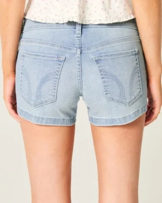 Låg midja, ljus tvättade denimshorts