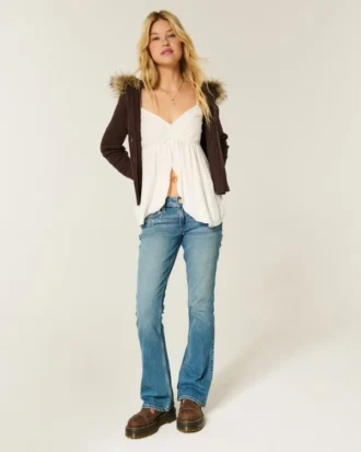 Låg midja, medium tvätt, bootcut-jeans med nitar