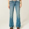 Låg midja, medium tvätt, bootcut-jeans med nitar Låg midja, medium tvätt, bootcut-jeans med nitar