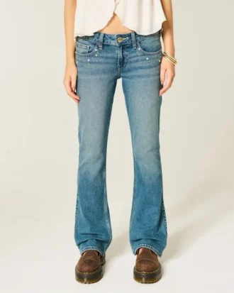Låg midja, medium tvätt, bootcut-jeans med nitar