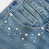 Låg midja, medium tvätt, bootcut-jeans med nitar Låg midja, medium tvätt, bootcut-jeans med nitar
