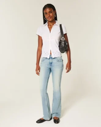 Låg midja, medium tvätt, broderade bootcut-jeans med fjärilsmotiv