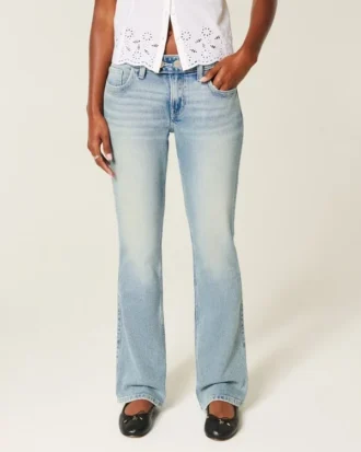 Låg midja, medium tvätt, broderade bootcut-jeans med fjärilsmotiv