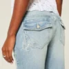 Låg midja, medium tvätt, broderade bootcut-jeans med fjärilsmotiv