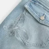 Låg midja, medium tvätt, broderade bootcut-jeans med fjärilsmotiv