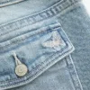 Låg midja, medium tvätt, broderade bootcut-jeans med fjärilsmotiv