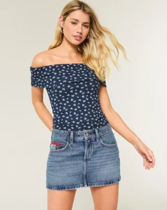 Låg midja, medium tvätt, flaggbroderad miniskort i denim