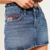 Låg midja, medium tvätt, flaggbroderad miniskort i denim Låg midja, medium tvätt, flaggbroderad miniskort i denim