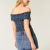 Låg midja, medium tvätt, flaggbroderad miniskort i denim Låg midja, medium tvätt, flaggbroderad miniskort i denim