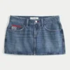 Låg midja, medium tvätt, flaggbroderad miniskort i denim Låg midja, medium tvätt, flaggbroderad miniskort i denim