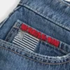 Låg midja, medium tvätt, flaggbroderad miniskort i denim Låg midja, medium tvätt, flaggbroderad miniskort i denim