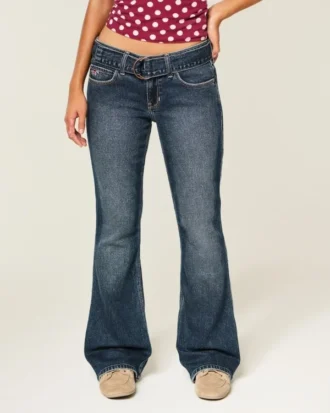 Låg midja, mörk tvätt, bälte, bootcut-jeans