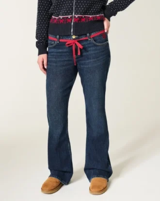 Låg midja, mörk tvätt, röda snörningar i midjan, bootcut-jeans