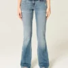 Låg midja, slitna, mediumtvättade bootcut-jeans Låg midja, slitna, mediumtvättade bootcut-jeans