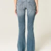 Låg midja, slitna, mediumtvättade bootcut-jeans Låg midja, slitna, mediumtvättade bootcut-jeans