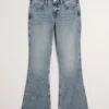 Lågmidja jeans med medium tvätt och utsvängda ben Lågmidja jeans med medium tvätt och utsvängda ben