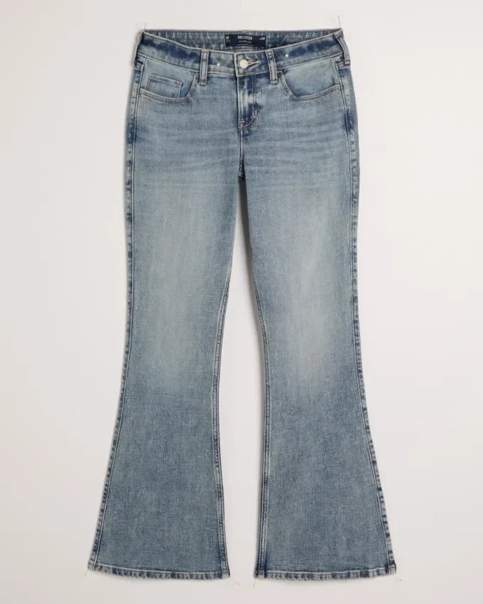 Lågmidja jeans med medium tvätt och utsvängda ben Lågmidja jeans med medium tvätt och utsvängda ben