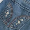 Lågmidjad broderad miniskort i denim Lågmidjad broderad miniskort i denim