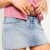 Lågmidjad miniskort i denim med broderade stjärnor Lågmidjad miniskort i denim med broderade stjärnor