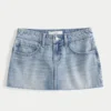 Lågmidjad miniskort i denim med broderade stjärnor Lågmidjad miniskort i denim med broderade stjärnor