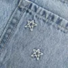 Lågmidjad miniskort i denim med broderade stjärnor Lågmidjad miniskort i denim med broderade stjärnor