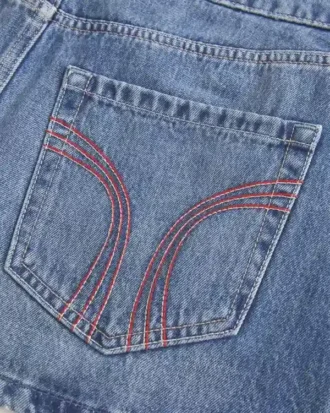 Lågmidjad miniskort i denim med röda sömmar