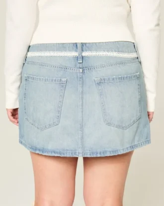 Lågmidjad miniskort i denim med spetsband