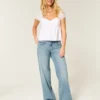 Lågmidjade baggy jeans i medium tvätt med fjärilsmotiv Lågmidjade baggy jeans i medium tvätt med fjärilsmotiv