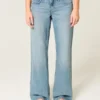 Lågmidjade baggy jeans i medium tvätt med fjärilsmotiv Lågmidjade baggy jeans i medium tvätt med fjärilsmotiv