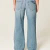 Lågmidjade baggy jeans i medium tvätt med fjärilsmotiv Lågmidjade baggy jeans i medium tvätt med fjärilsmotiv