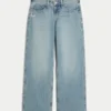 Lågmidjade baggy jeans i medium tvätt med fjärilsmotiv Lågmidjade baggy jeans i medium tvätt med fjärilsmotiv