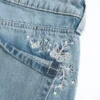 Lågmidjade baggy jeans i medium tvätt med fjärilsmotiv Lågmidjade baggy jeans i medium tvätt med fjärilsmotiv