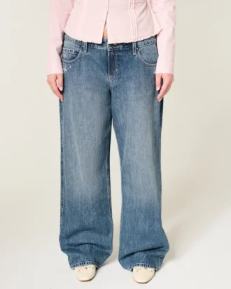 Lågmidjade baggy jeans i mörk tvätt med blommig brodyr