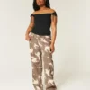 Lågmidjade baggy jeans med ko-mönster