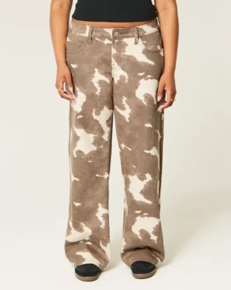 Lågmidjade baggy jeans med ko-mönster