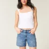 Lågmidjade baggy jeansshorts med rosettmönster Lågmidjade baggy jeansshorts med rosettmönster