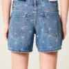 Lågmidjade baggy jeansshorts med rosettmönster Lågmidjade baggy jeansshorts med rosettmönster